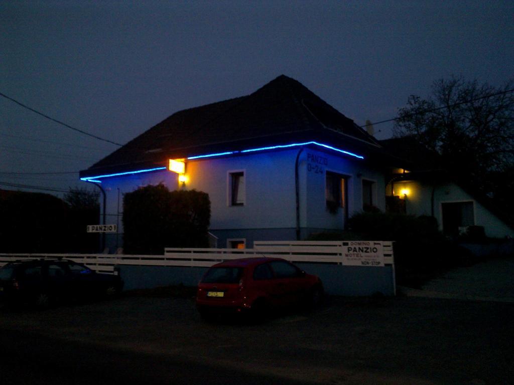 Domino Panzió Szekesfehervar Exterior foto